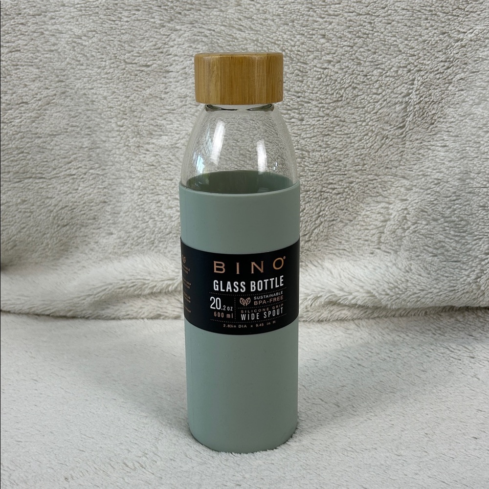 NWT Glass Bottle Wide Spout Silicone Grip